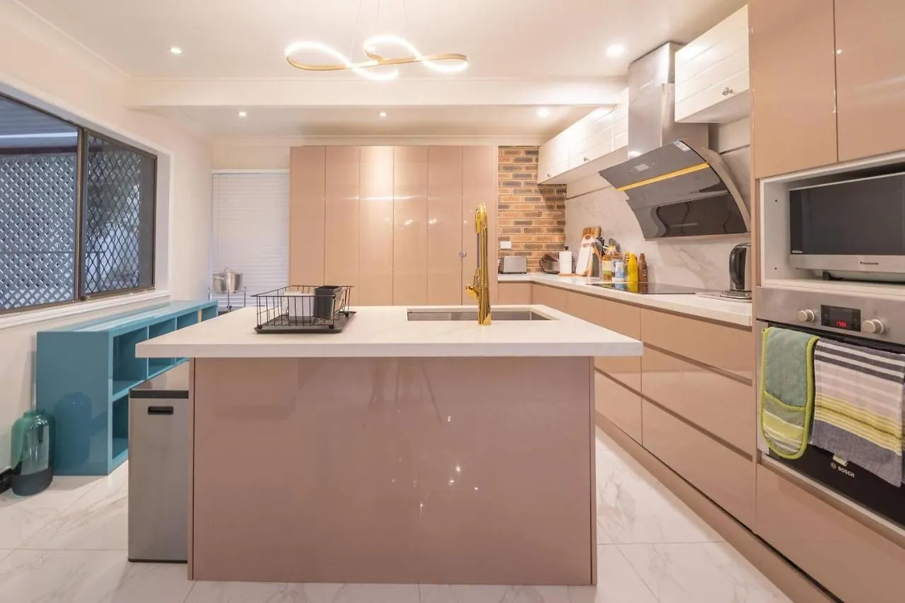 Luxury Living 2 Bedrooms 4 Beds 2B Athrooms In Southern Brisbane+ Parking